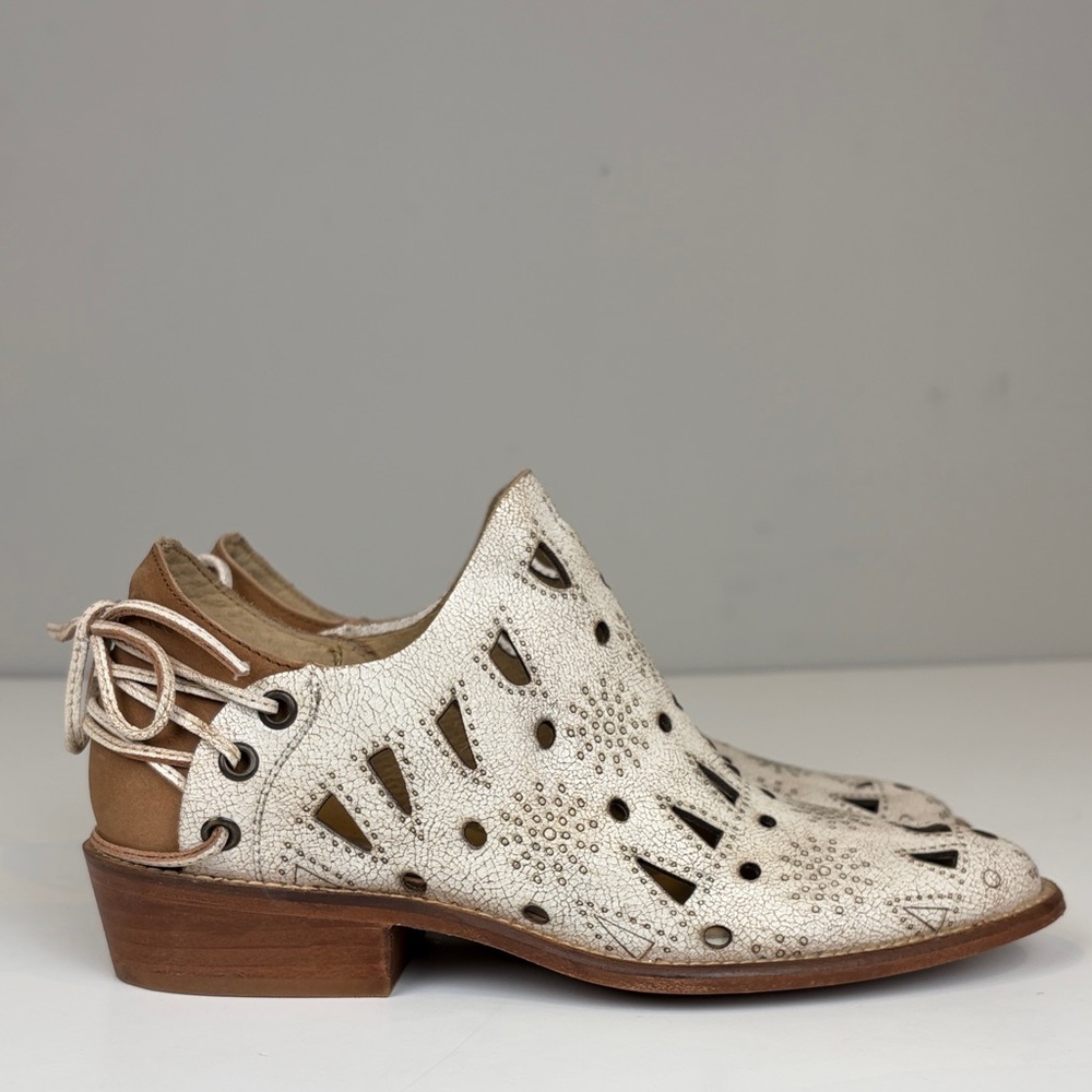 Musse & Cloud Womens 7 White Crackle Leather Cutout Western Ankle Booties